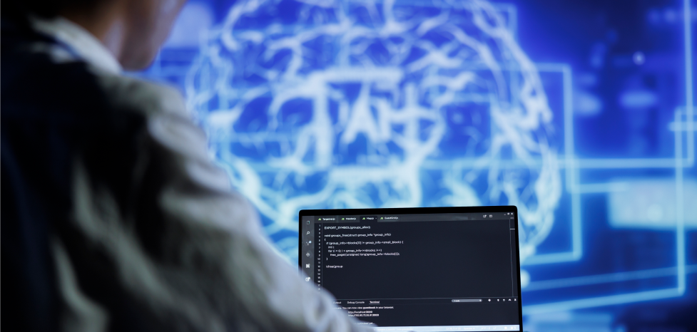 Profissional de tecnologia analisando código em laptop com visualização de inteligência artificial em tela azul ao fundo